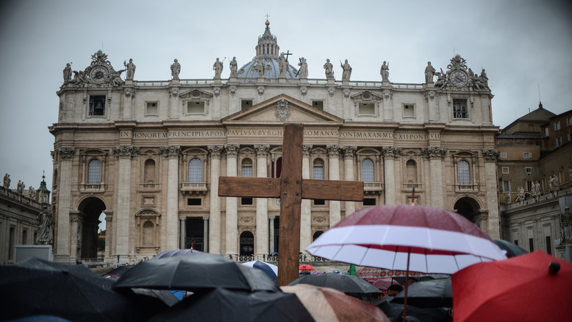     Верующие с крестом на площади у Апостольского дворца в Ватикане во время выборов 266-го Папы Римского РИА Новости Владимир Астапкович