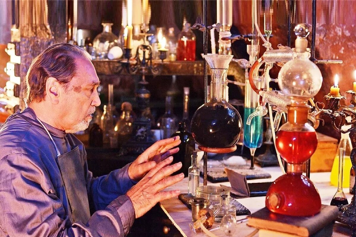 В популярном сериале обычный российский профессор, занимаясь магическим превращением веществ, получает «эликсир Фауста», который позволяет бесконечно продлевать жизнь.
Фото: Кадр из фильма «Алхимик», 2014