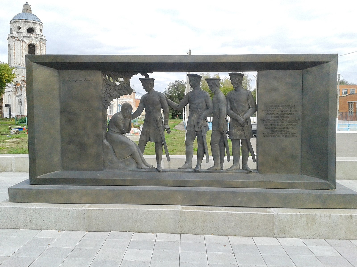 Памятник в Наровчате. Фото с сайта https://ru.wikipedia.org/wiki/Файл:Барельеф_Поединок_у_памятника_Куприну_(Наровчат).jpg. 