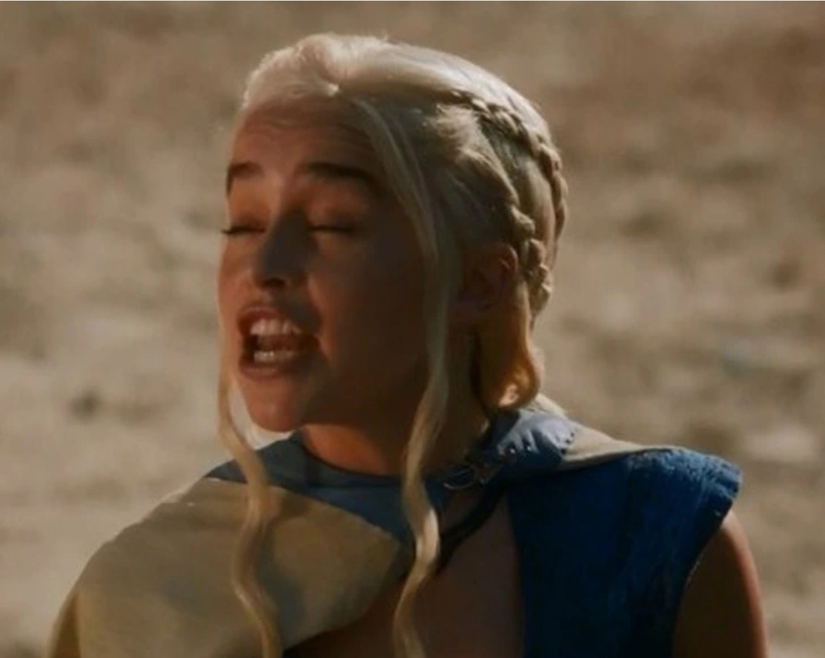 Не презираю и не ненавижу! Просто рассматриваю. Кадр из сериала «Игры престолов».  