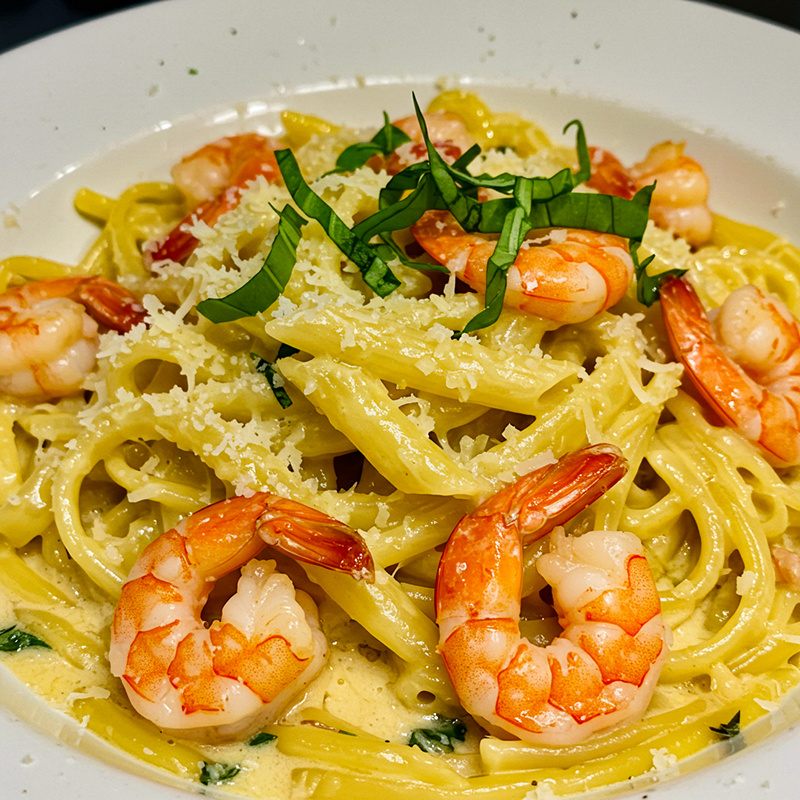 Паста с креветками в сливочно-чесночном соусе с пармезаном
