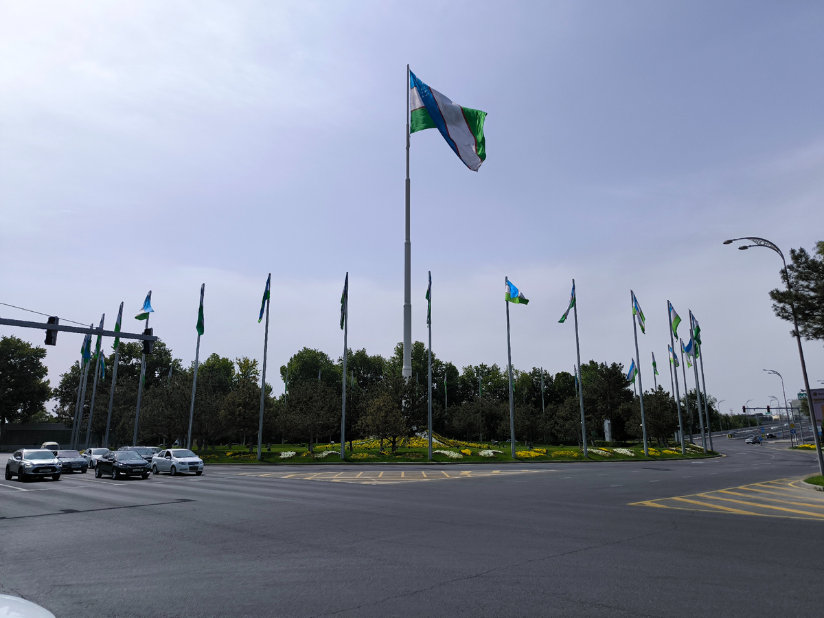 Флаг Узбекистана у аэропорта Ташкента