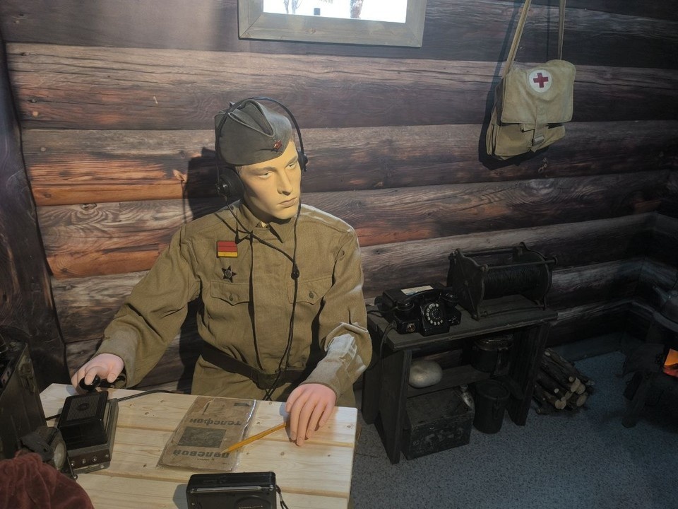    В блиндаже находится манекен военного связиста в окружении подлинных предметов прошлого века Анна ТЕЛЫШЕВА