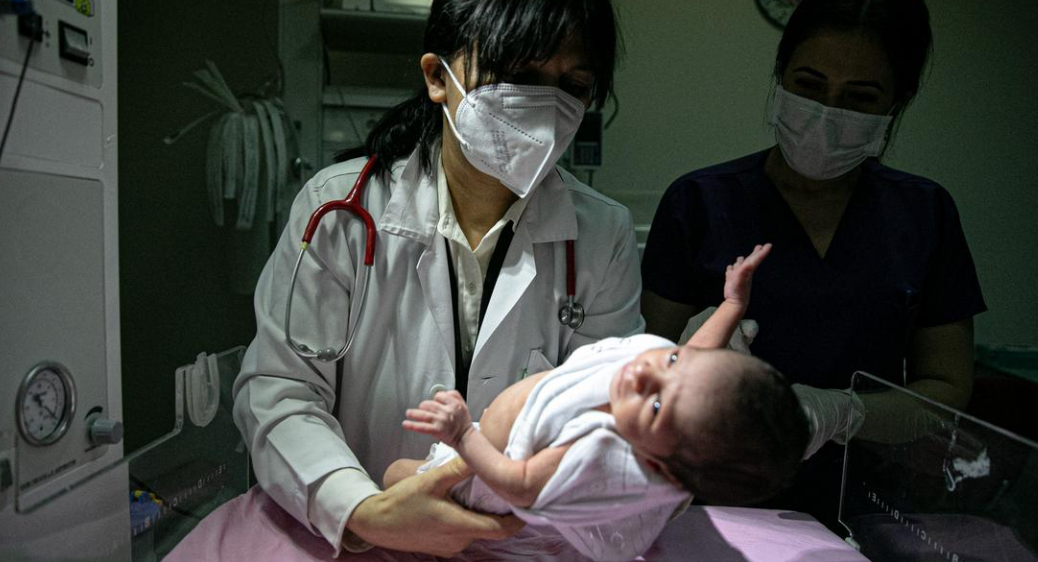 Роды этого младенца в Турции в 2022 году прошли с использованием кесарева сечения, поскольку и мать, и малыш был заражен коронавирусом