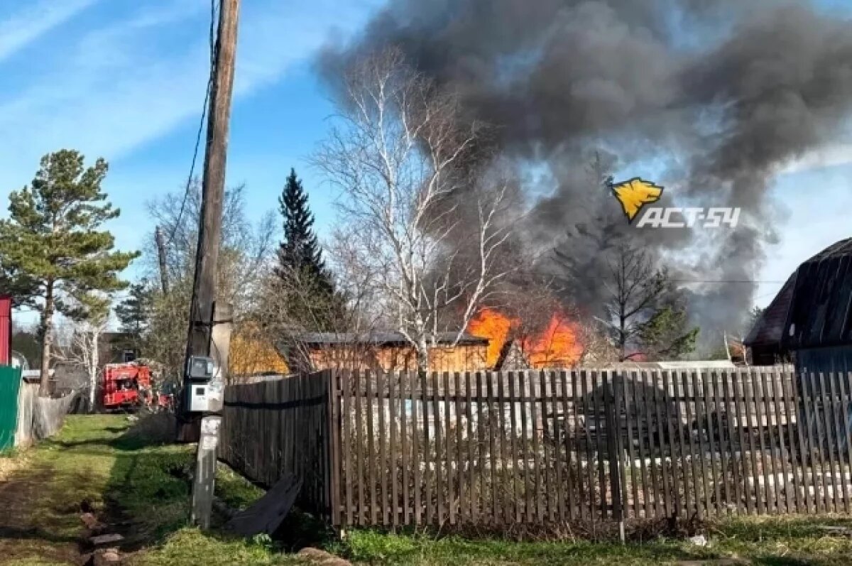    В селе под Новосибирском загорелся участок, уже уничтожен автомобиль