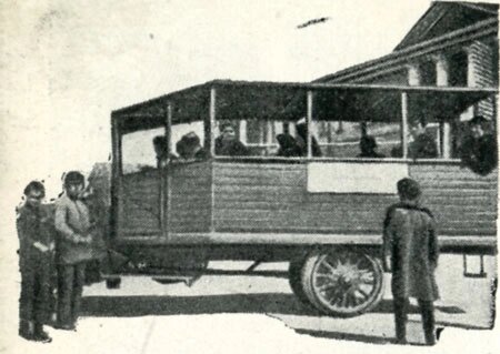    Новый вид общественного транспорта в 1913 году просуществовал всего четыре дня, поскольку оказался абсолютно нерентабельным. Фото: Из архива