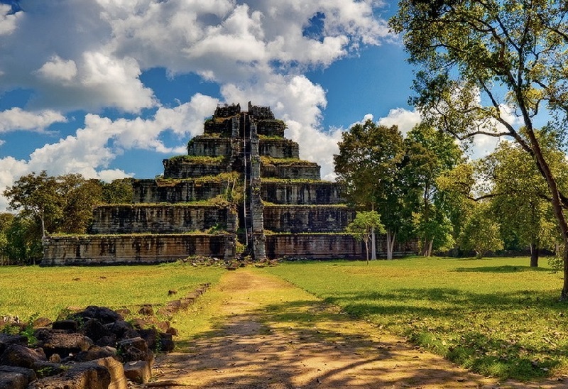 Фото пирамиды в Камбодже.