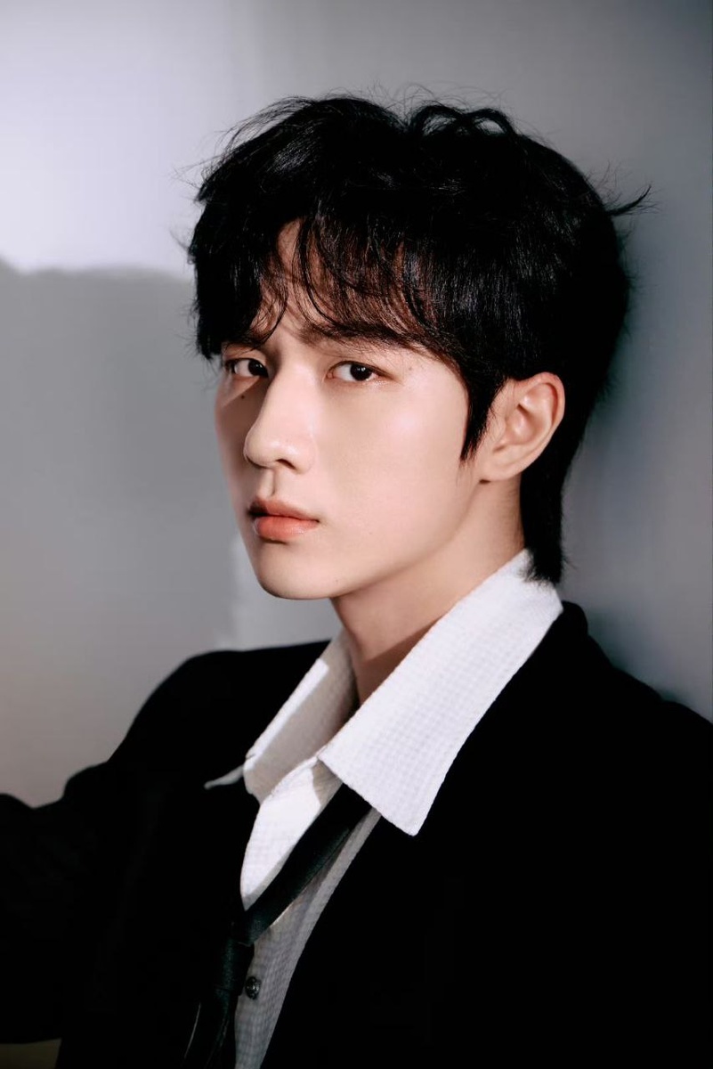 Актёр Ли Хунъи. Листайте галерею, чтобы увидеть всё!