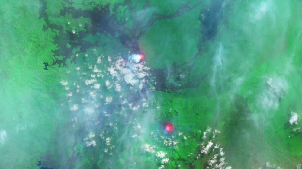    Два светящихся озера лавы обнаружены на самых активных вулканах Африки