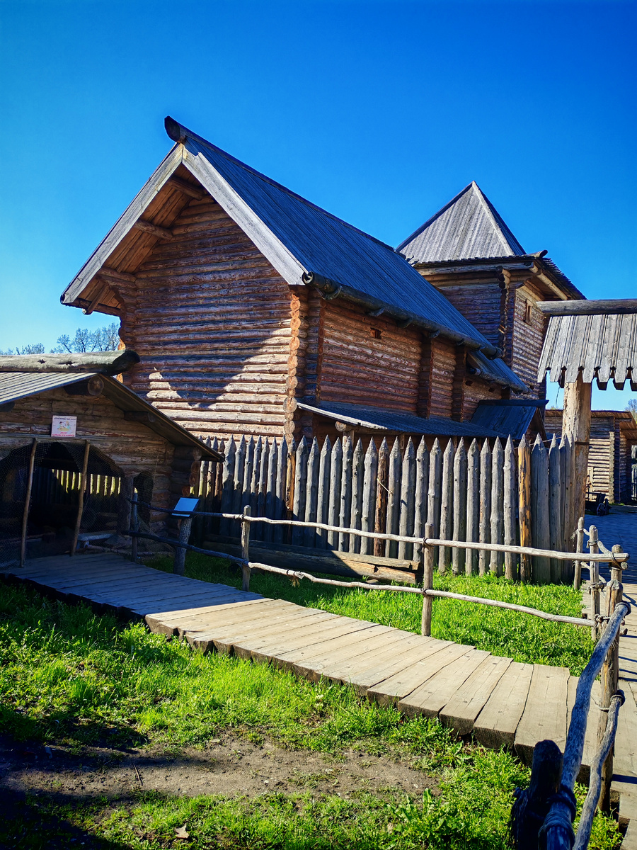 Хоромы. Обратите внимание на частокол вокруг усадьбы. 