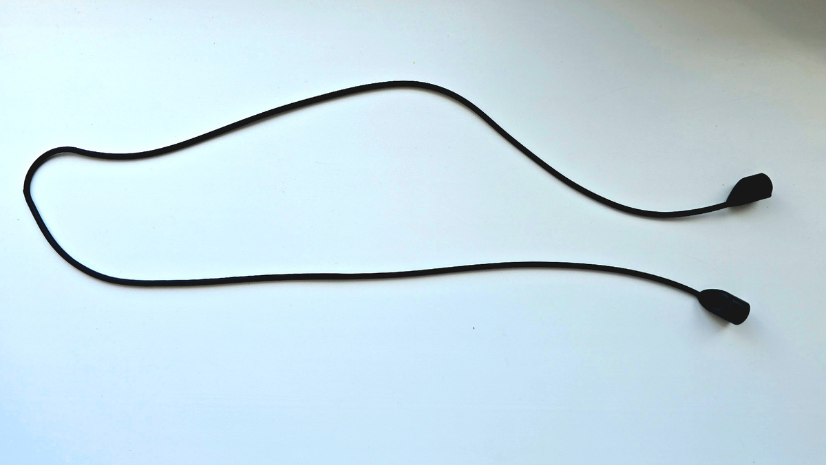 Сделан из силикона, который эластичный и немного тянется