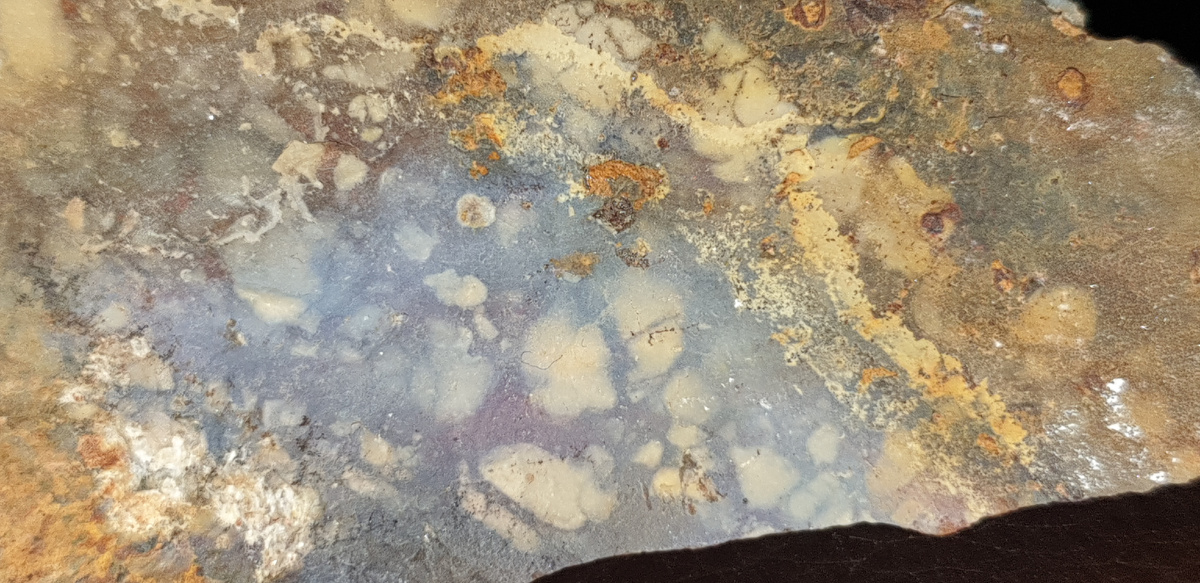 Опал-кристобалит на пиксельном кремне, карьер Попова Гора. Из коллекции автора, фото автора