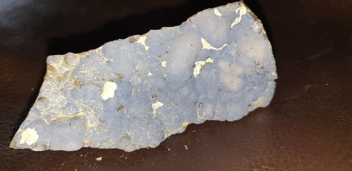 Опал-кристобалит на натечном халцедоне, карьер Попова Гора. Из коллекции автора, фото автора