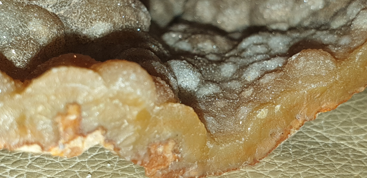 Натечный халцедон с мелкокристаллическим кварцевым проявлением. Фото автора