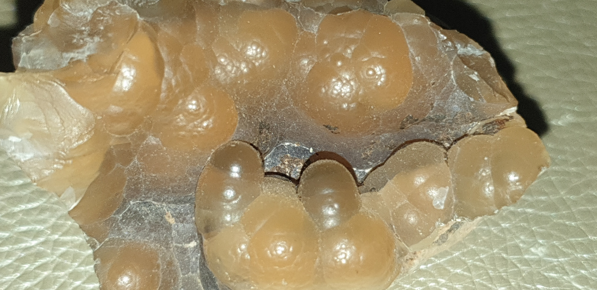Натечный халцедон с псевдосталактитами. Фото автора