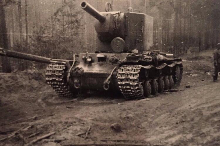 Танк КВ-2 выпуска мая - июня 1941 года из 18-й танковой дивизии