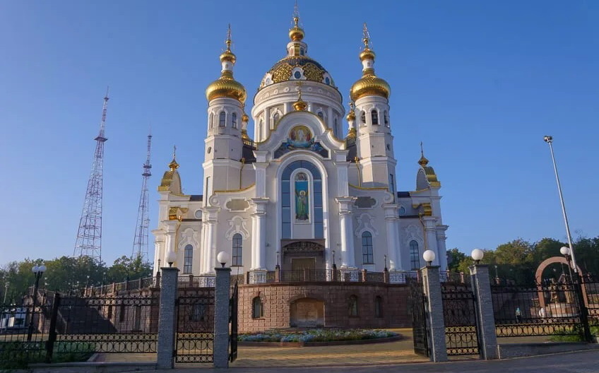 Храм Петра и Февронии днем