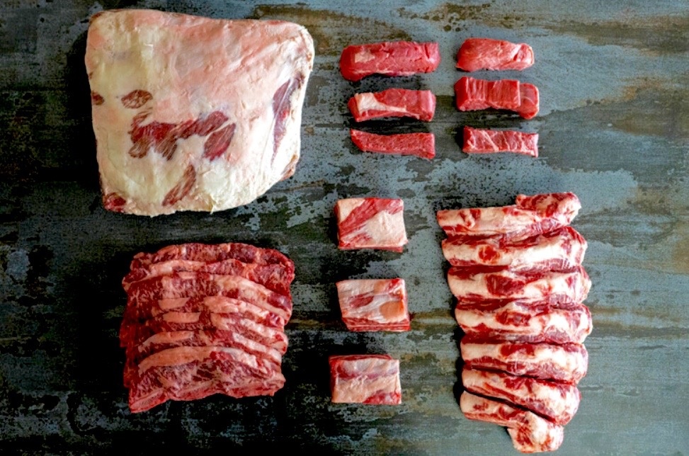 Некоторые виды говяжьих ребрышек. Слева направо. Вверху - Ребра от лопаточного отруба (Чак Шорт Рибс), ребрышки в деревенском стиле. Внизу - ребрышки в стиле фланкен, ребрышки в английском стиле, ребрышки от спинного отруба (Бэк Шорт Рибс).