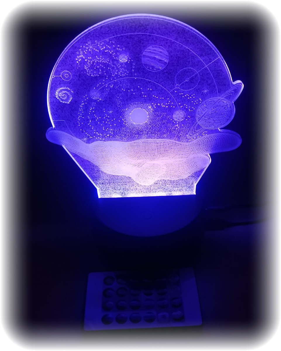 Работает через провод USB, в комплекте пульт и возможность выбирать разные цвета и режимы их смены 