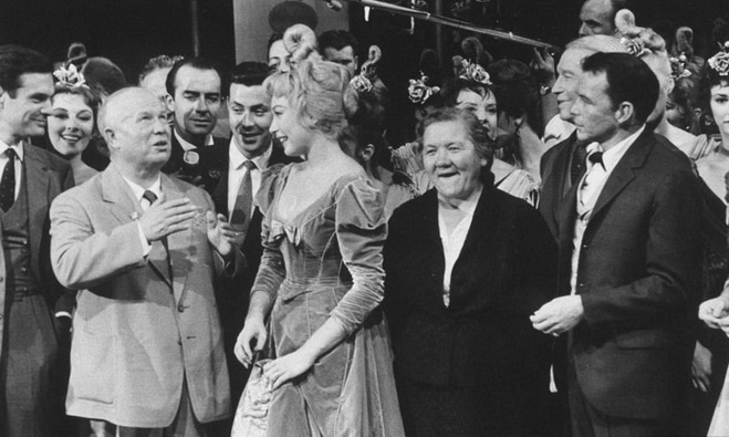 Глава Советского государства Никита Сергеевич Хрущёв в компании Ширли Макклейн и Фрэнка Синатры