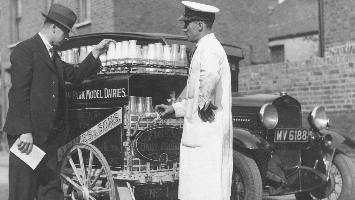 Молочник, осматривающий свой поплавок, примерно в 1935 году