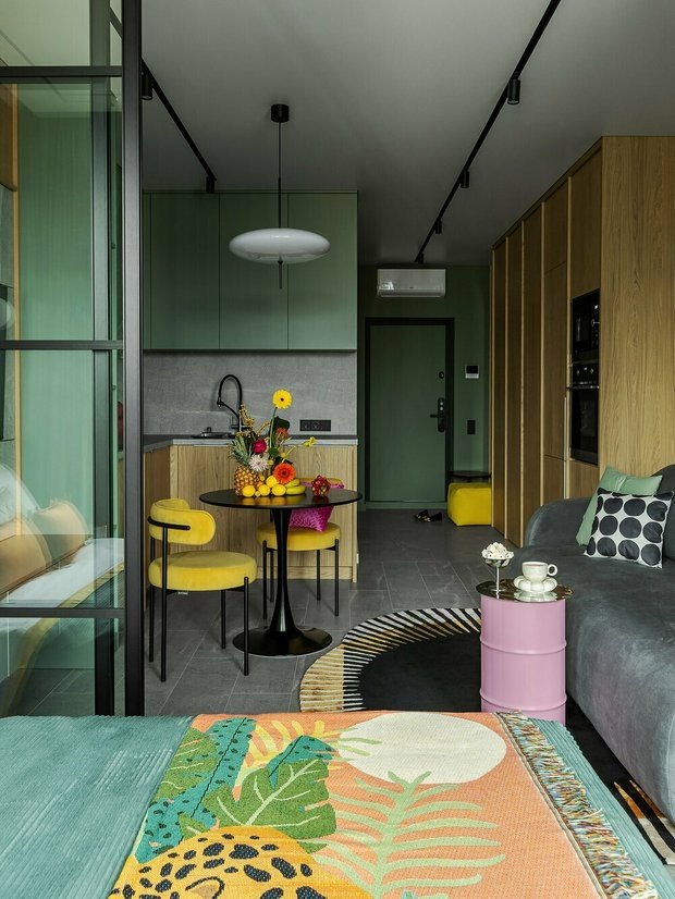  📷В проекте Юлии Поздняк потолки остаются чистыми и современными за счет матового финиша и аккуратной встроенной подсветки.