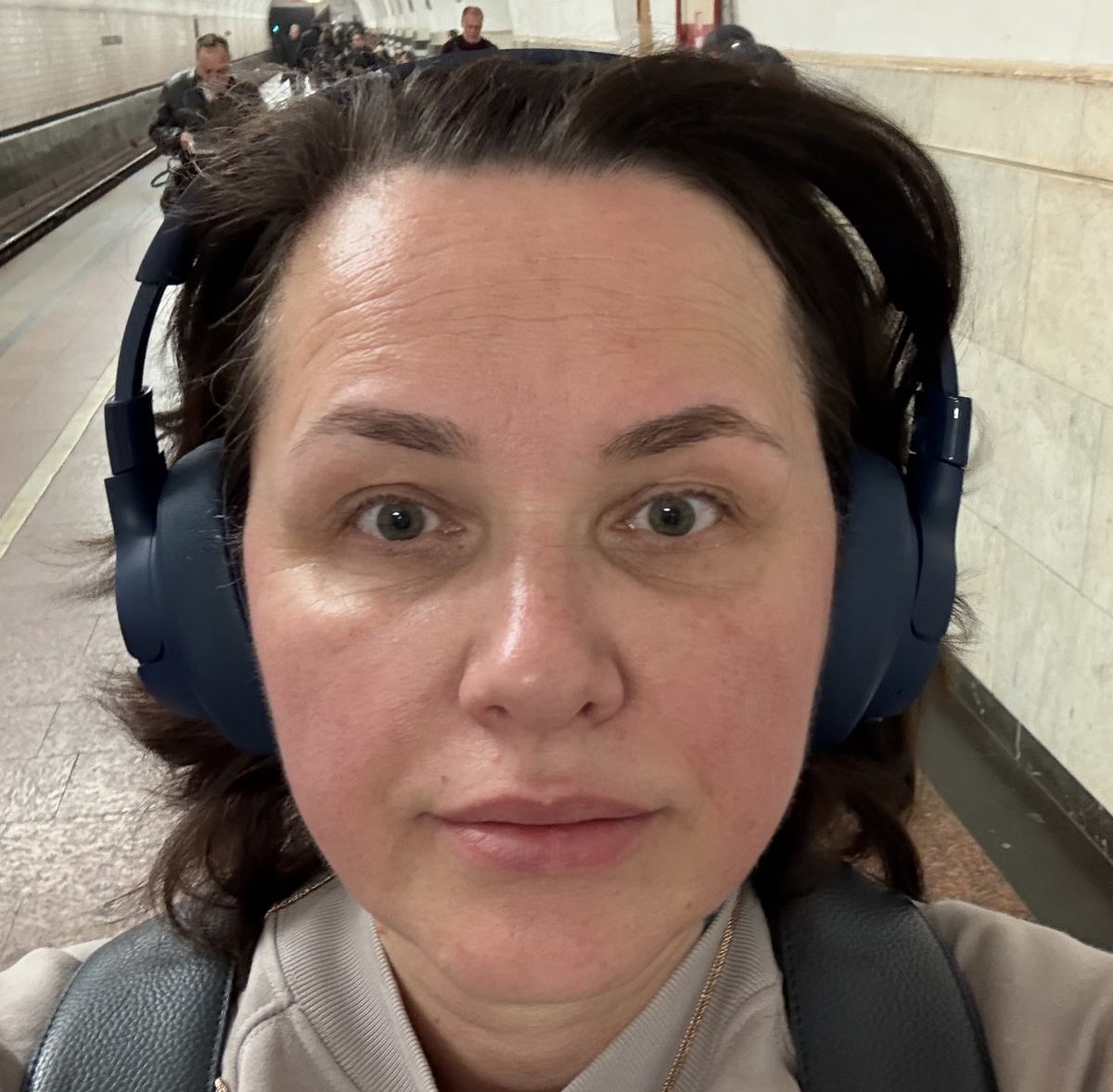 Фото сильно обрезала, а то Дзен его сжимает и уродует, а я «не такая, я жду поезд метро»