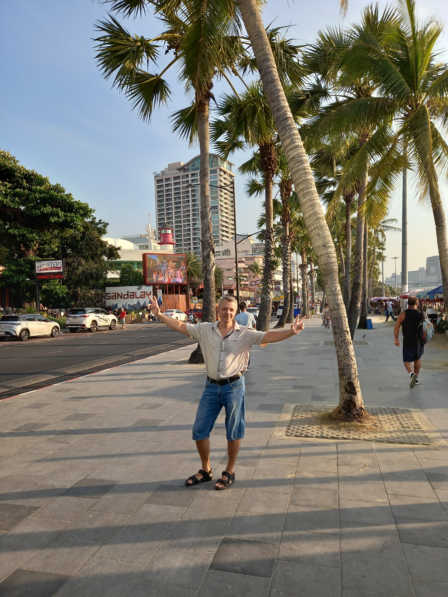 Автор статьи на центральной набержной Паттайи. Таиланд.