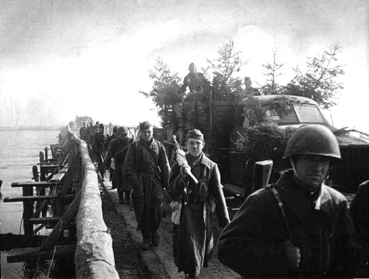    В ней были задействованы силы трёх фронтов: 1-го и 2-го Белорусских, а также 1-го Украинского. Общая численность советских войск в районе Берлина достигала 2,3 млн, немецких — 1 млн, из них непосредственно в черте города — около 200 тыс. / GEDENKSTAETTE SEELOWER HOEHEN / AFP