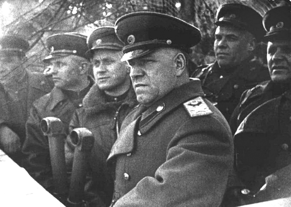    Вскоре после начала наступления Красная армия прорвала первую полосу обороны одерско-нейсенского оборонительного рубежа, а 17—18 апреля 1945 года взяла хорошо укреплённые Зееловские высоты. В ночь на 21 апреля танкисты 1-го Украинского фронта достигли внешнего Берлинского оборонительного обвода / GEDENKSTAETTE SEELOWER HOEHEN / AFP