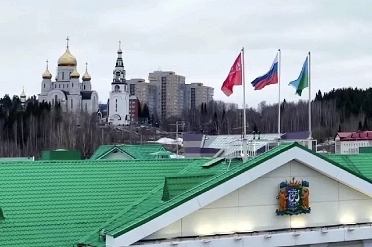    В Ханты-Мансийске на доме правительства установили Знамя Победы