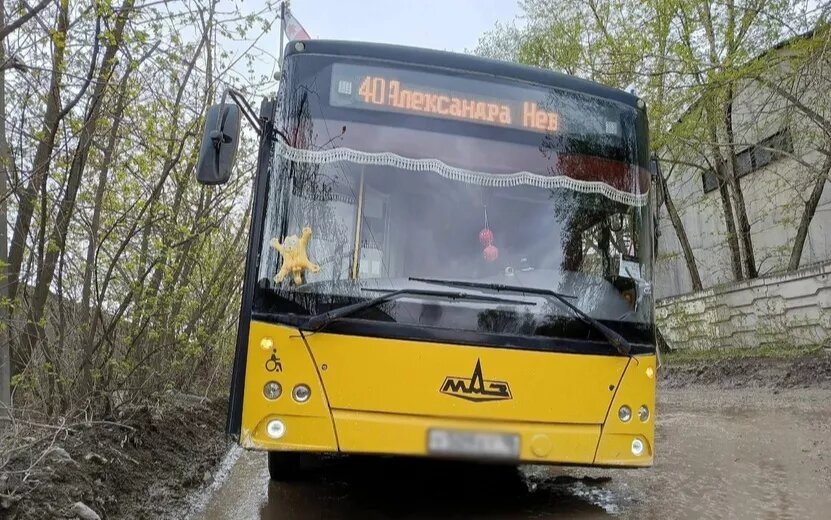    В Ижевске автобус провалился в яму на улице Голублева