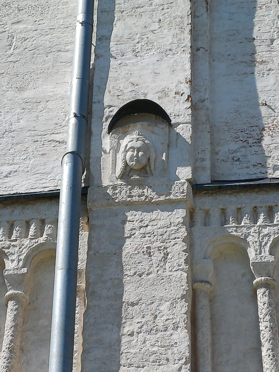 Каменные украшения здания. Снизу 13 век, белый камень, выше - 16 век, кирпич.