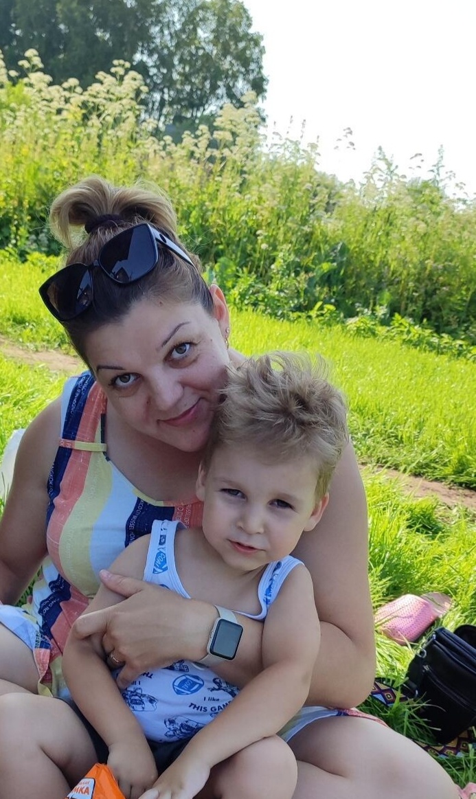 2,5 года. Мне очень нравится этот кадр, такие я ловила редко и сразу грузила в свои соц.сети, где никто ничего не знал 🤫🥹