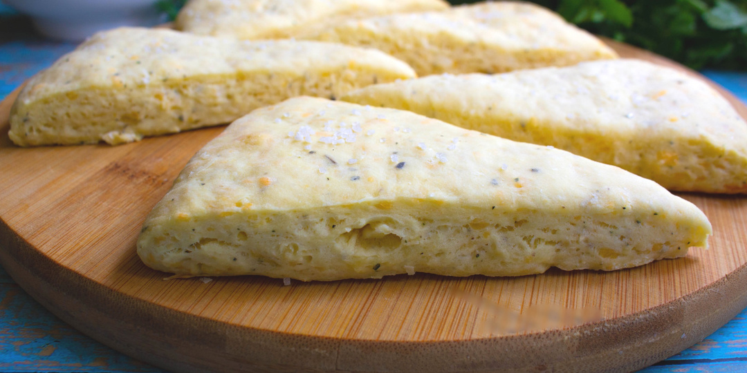 Сырные сконы с базиликом