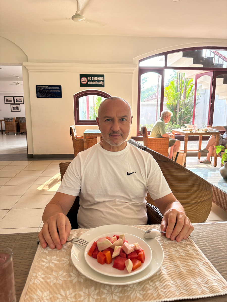 К традиционным арбузу и папайи на завтрак добавилась гуава. Фото Федоренкова В.