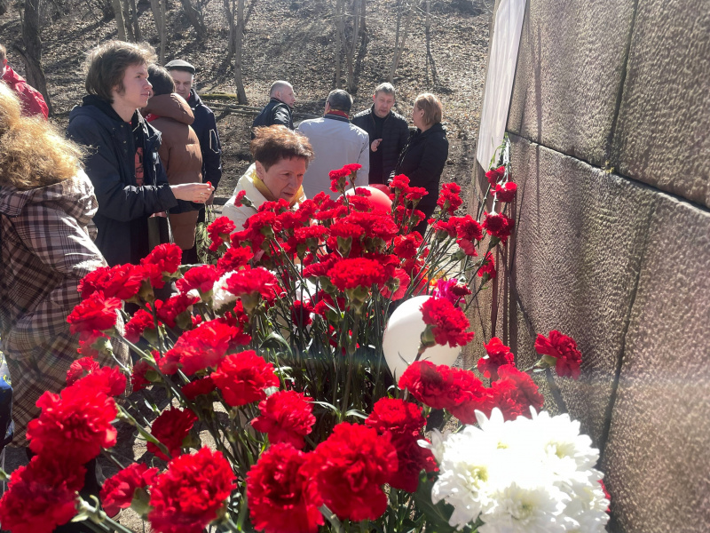   Коммунисты и профсоюзы Карелии встретили Первомай цветами паблик "Профсоюзы Карелии"