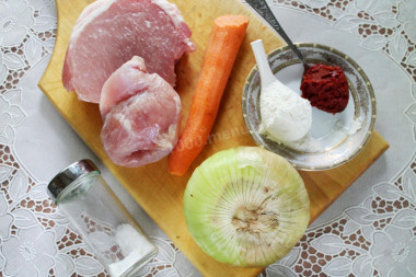 Как сделать вкусный гуляш из свинины на сковороде с подливкой? Подготовьте необходимые ингредиенты. Мясо лучше выбирайте не жирное. Морковь при желании можно не использовать.

