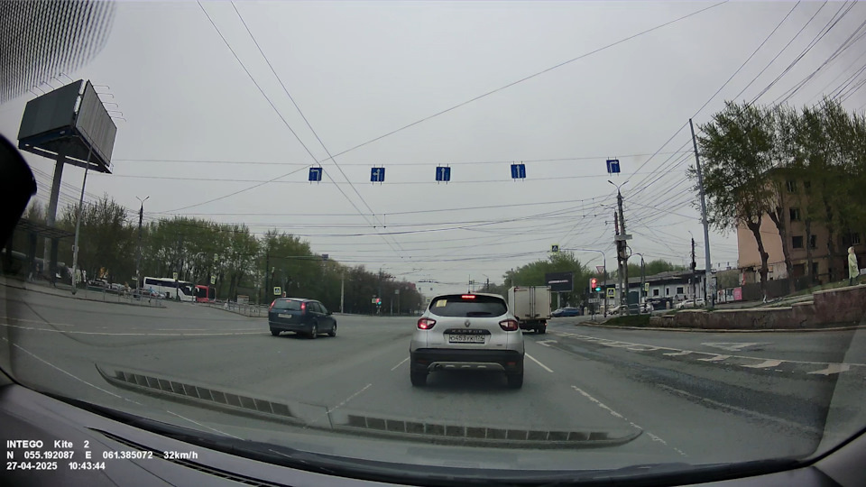 Стоп-кадр с видео. Все отлично видно: и разметку, и светофор, и знаки