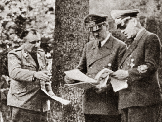 

Мартин Борман (слева), Адольф Гитлер (в центре)