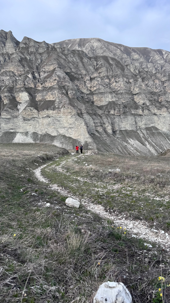 виды на хребет Роцотль, продолжение Андийского хребта. старинная аробная дорога к руинам мельниц у реки Тляратинка 