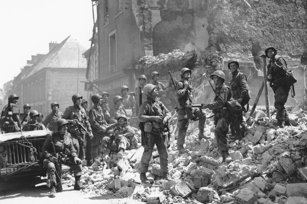 Солдаты армии США в Нормандии, Франция, 15 июня 1944 года / Peter Carroll/AP 