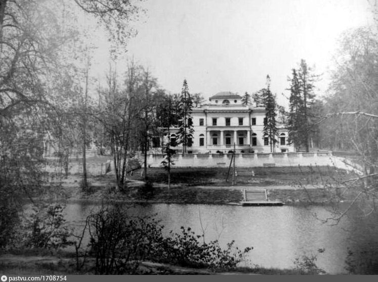 Сама Усадьба. Парадный двор.Фото с сайта - pastvu.com/p/1708754