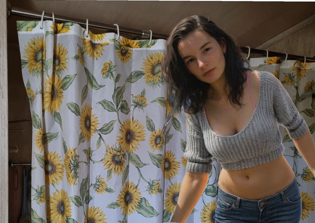 Моя верная помощница на фоне шторки 