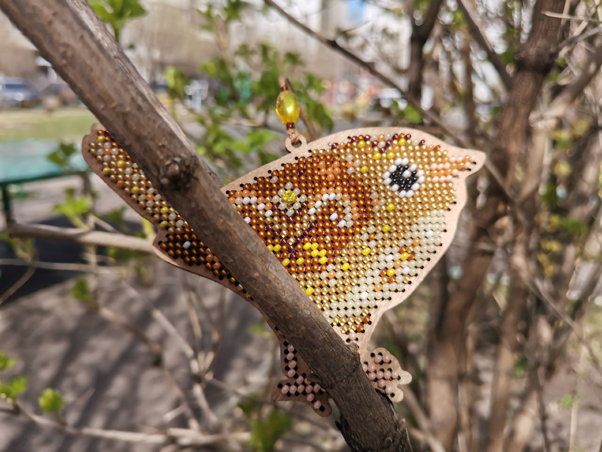 Как я ни пыталась поймать блеск того бисера, что произвёл на меня впечатление, он всё от меня убегал. Поверьте, вживую на солнышке он просто волшебный!