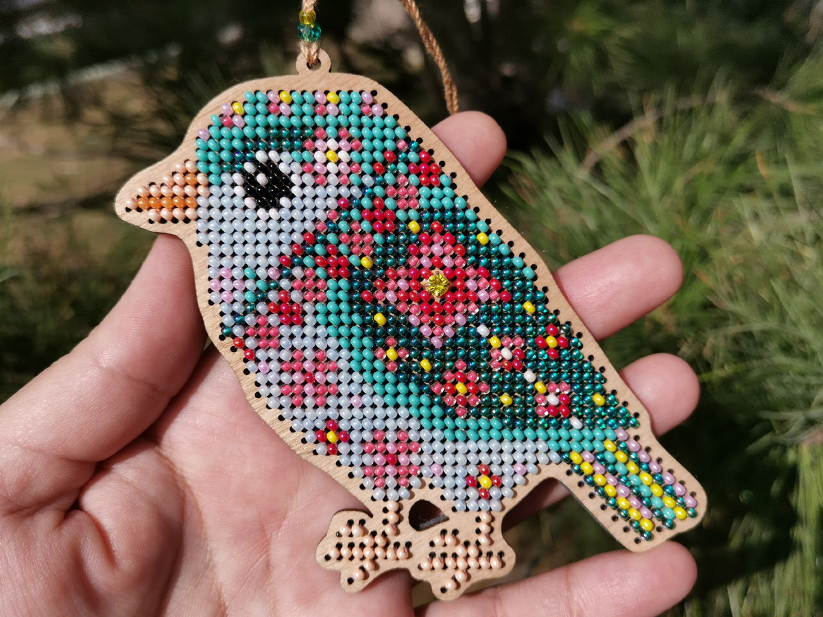 Мне очень понравилось цветовое решение птички. Одновременно яркая и нежная. И какие классные ярко-жёлтые акцентные бисеринки!