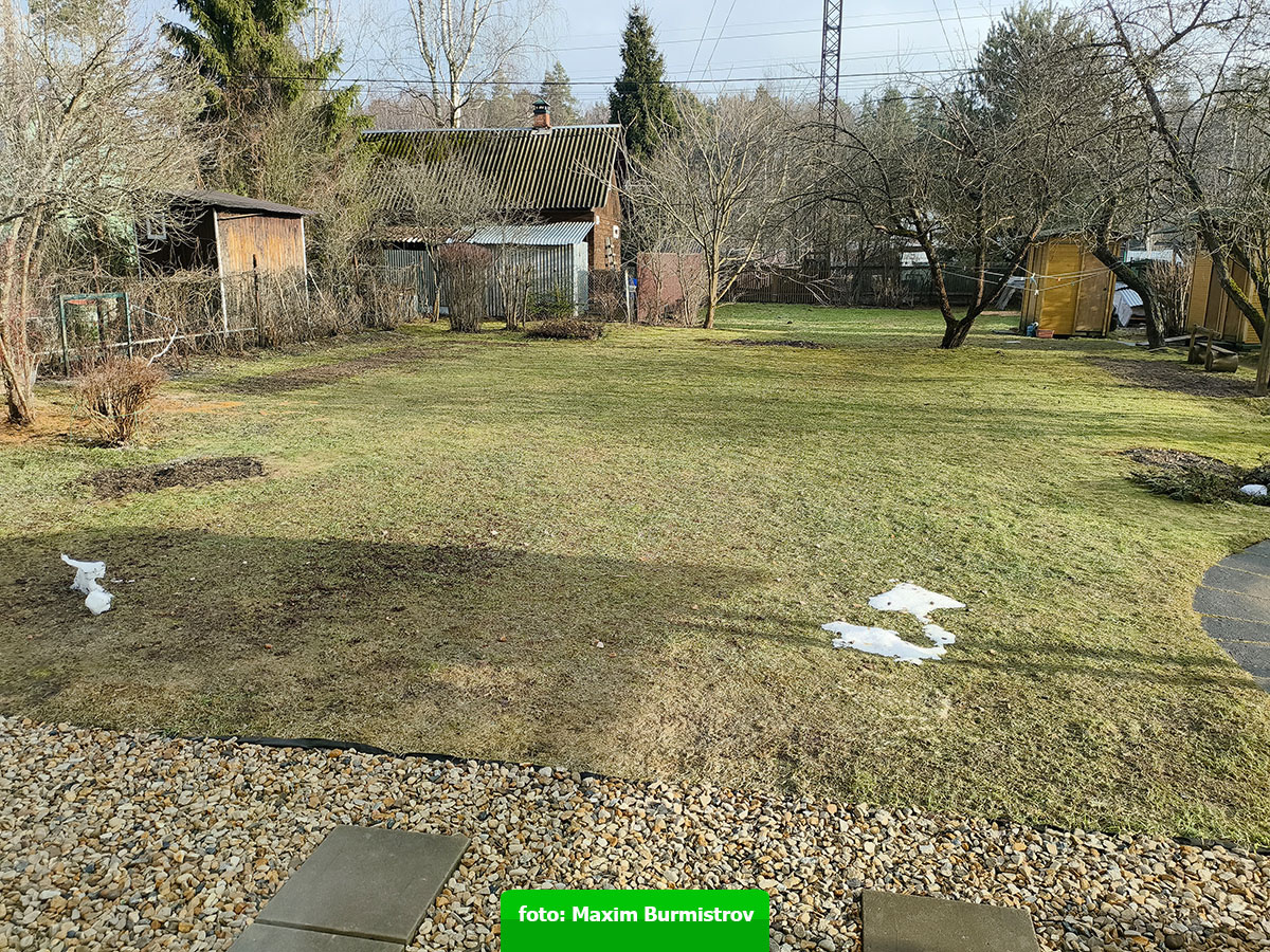 Снеговик, выстроенный на Новый год, почти растаял.