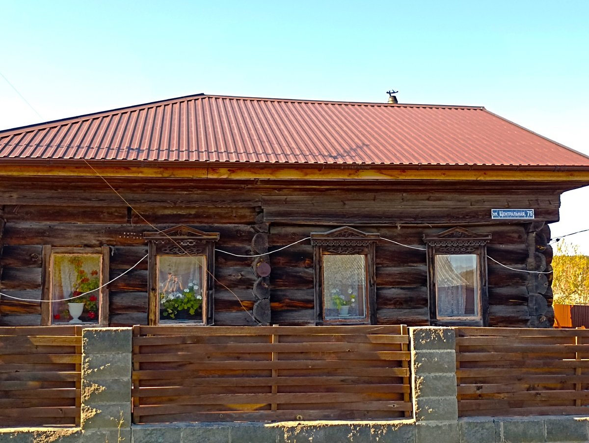 Дом классический, деревенский: окна с наличниками и цветами