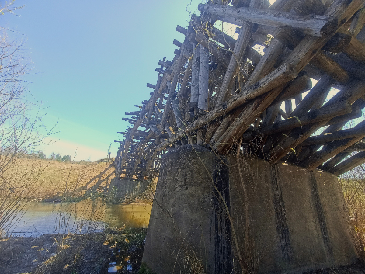 С другой стороны, но на этом же берегу