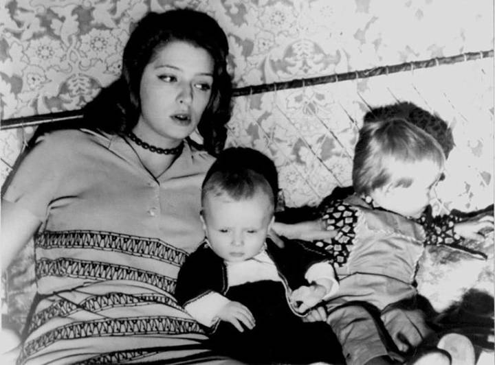 Людмила Абрамова с сыновьями Никитой (слева) и Аркадием